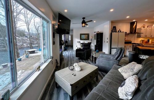 Littleton Casa | 37PA Superbly appointed riverfront home in LIttleton! Skiing, hiking, firepit, wifi!