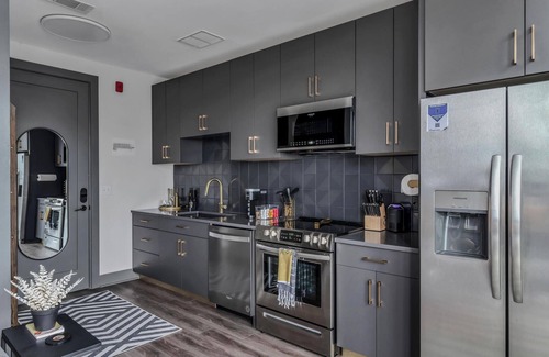 Rolling Mill Hill Condominio | 380sq ft Private Downtown Terrace 1mi Broadway