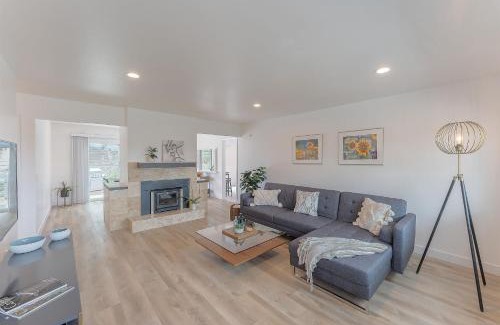 Del Rey Oaks Casa | 3896 Gather and Rest home