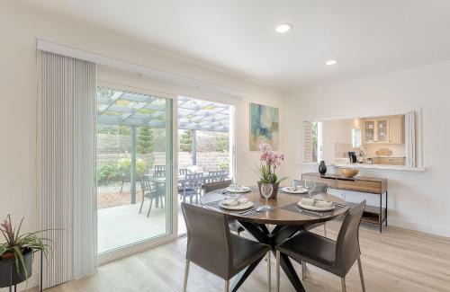 Del Rey Oaks Casa | 3896 Gather and Rest home