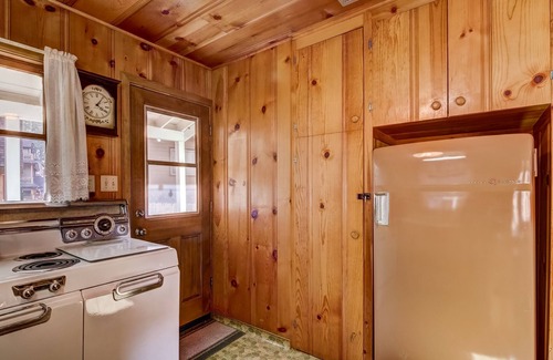 South Lake Tahoe Cabina | 3993c Cedar Lake Tahoe 2 Bedroom Cabin by RedAwning