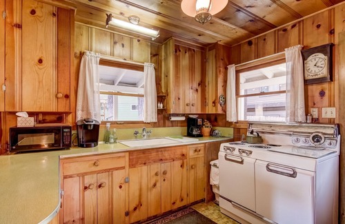 South Lake Tahoe Cabina | 3993c Cedar Lake Tahoe 2 Bedroom Cabin by RedAwning