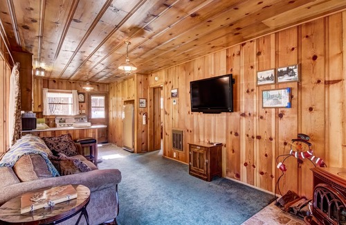 South Lake Tahoe Cabina | 3993c Cedar Lake Tahoe 2 Bedroom Cabin by RedAwning