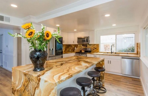 Thousand Oaks Casa | 3B 2.5B Custom House with Elegant Taste