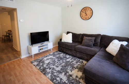 Berwyn Apartamento | 3B Condo - Easy Access to Downtown Chicago w/ Backyard - Pet Friendly!