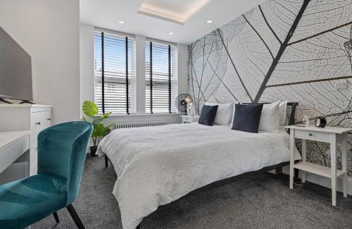 Roundhay Apartamento | 3b Roman View, Beautifully appointed, apartment with 2 en-suite bedrooms in great Roundhay location, Netflix, off street parking & EV charging