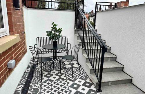 Roundhay Apartamento | 3b Roman View, Beautifully appointed, apartment with 2 en-suite bedrooms in great Roundhay location, Netflix, off street parking & EV charging