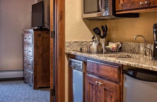 Peak 8 Complejo | 3B Ski-In/Out-Pools-Spa-Movie Room Reservation