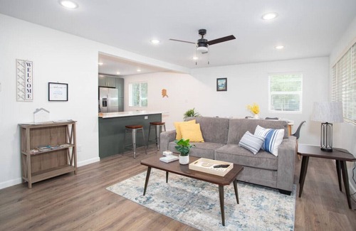 College Casa | 3b2b newly remodeled modern Fairbanks house close to everything