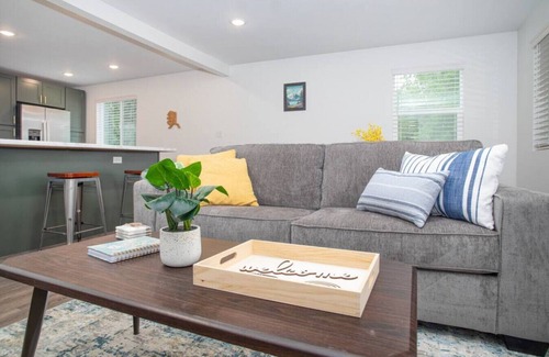 College Casa | 3b2b newly remodeled modern Fairbanks house close to everything