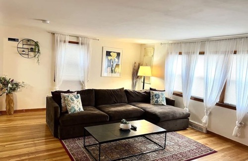 Waltham Apartamento | 3bd/1ba apartment with parking 4672
