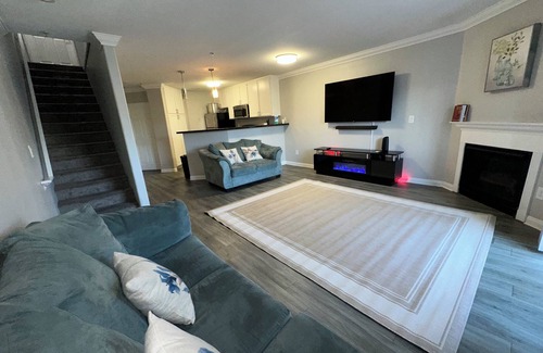 Warner Center Casa | 3BD/3BA/3Parking TownHouse with Jetted Tub/Hot Tub in Master Bedroom !