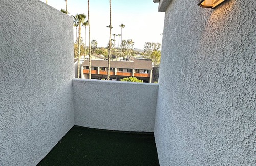 Warner Center Casa | 3BD/3BA/3Parking TownHouse with Jetted Tub/Hot Tub in Master Bedroom !
