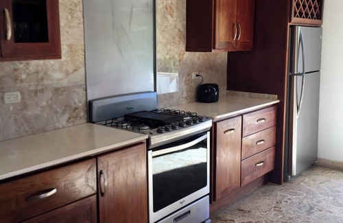 ProCab Apartamento | 3BD/3BA beachfront condo with sea views, near shops/bars