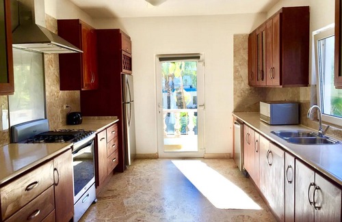 ProCab Apartamento | 3BD/3BA beachfront condo with sea views, near shops/bars