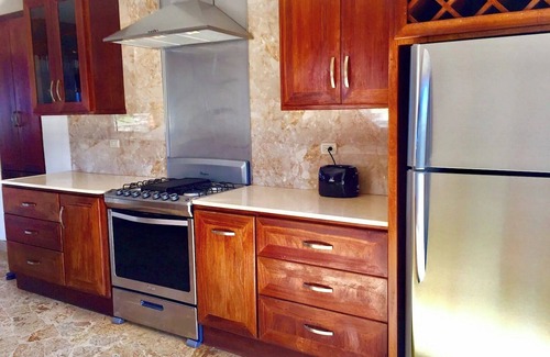 ProCab Apartamento | 3BD/3BA beachfront condo with sea views, near shops/bars