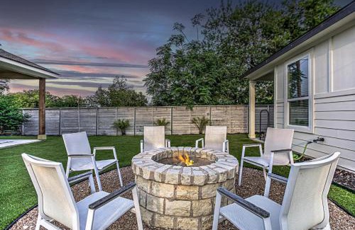 Cottonwood Shores Casa | 3BD Escape for 8 with Fire Pit & Patio Near Lake LBJ