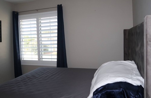 Corona Casa | 3BD Home mountain views + Huge pool/backyard