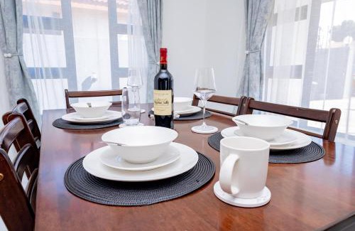 North-West District Apartamento | 3bd home with Starlink WiFi , pool, near CBD & Airport
