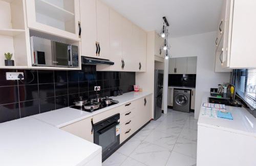 North-West District Apartamento | 3bd home with Starlink WiFi , pool, near CBD & Airport