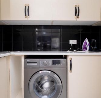 North-West District Apartamento | 3bd home with Starlink WiFi , pool, near CBD & Airport