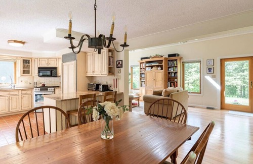 Monterey Casa | 3bd Near Lake w Kayaks & Shared Tennis & Pickleball Court !