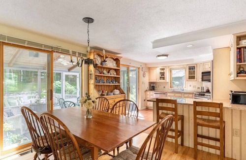 Monterey Casa | 3bd Near Lake w Kayaks & Shared Tennis & Pickleball Court !