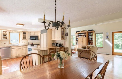 Monterey Casa | 3bd Near Lake w Kayaks & Shared Tennis & Pickleball Court !