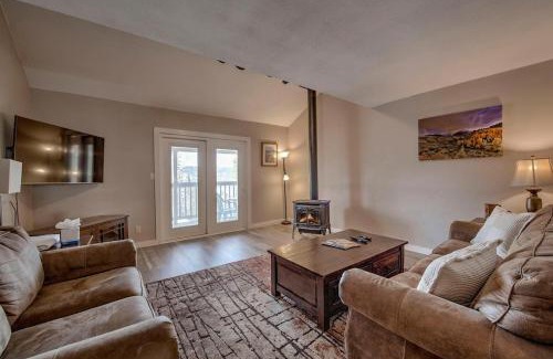 Baldy Mountain Casa | 3BD Next to Bus Stop, 8 Min To Gondola