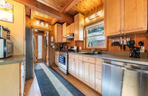 Tahoe City Casa | 3BD Retreat - 5 Min to Beach Trails & Town