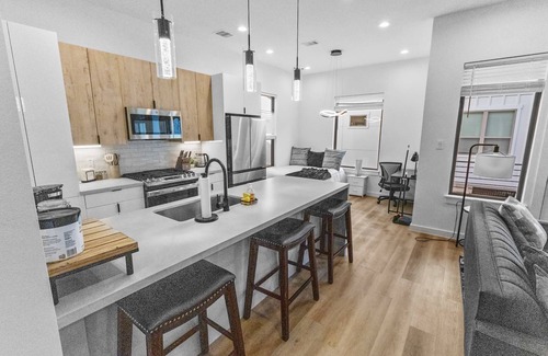 Riverside Terrace Casa | 3BD Spacious Retreat Fast Wi-Fi, Parking, Gym