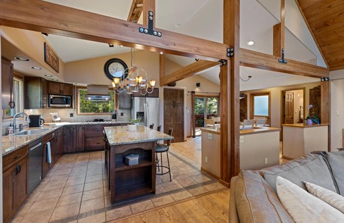 Forest Hills Casa | 3BD Stunning Views, Hot Tub, Dog-Friendly
