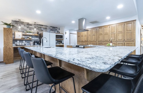 Bella Vista Casa | 3bd Tranquil Lakefront Escape, Private Dock
