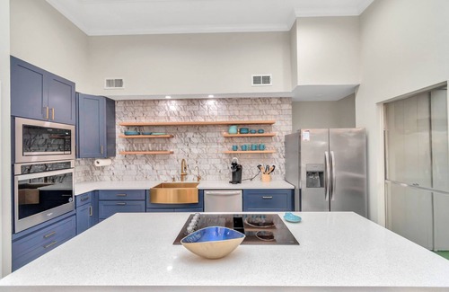 Clodine Casa | 3BDR / 2B / JACUZZI / AIRHOCKEY AccessibleGem Sleep13 ChinaTown , 20mins DT