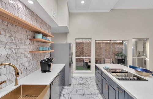 Clodine Casa | 3BDR / 2B / JACUZZI / AIRHOCKEY AccessibleGem Sleep13 ChinaTown , 20mins DT