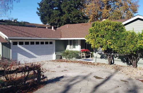 Ladera Casa | 3BDR, 2BA, near Stanford, overlooking a horse farm in beautiful Portola Valley.