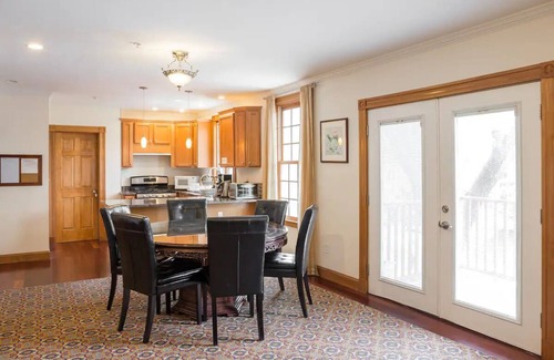 Inman Square Condominio | 3Bed / 3Bath Home, 3 Parking spots close to Central Sq, MIT, Harvard. Walk to T.