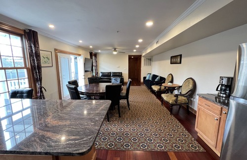 Inman Square Condominio | 3Bed / 3Bath Home, 3 Parking spots close to Central Sq, MIT, Harvard. Walk to T.