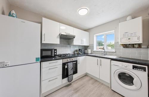 Basildon Casa | 3Bed, Sleeps 7, TV in Each Room, Garden, Parking