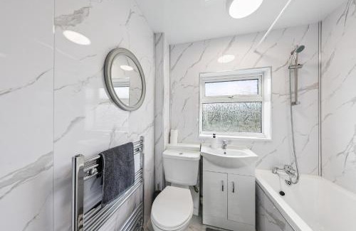 Basildon Casa | 3Bed, Sleeps 7, TV in Each Room, Garden, Parking