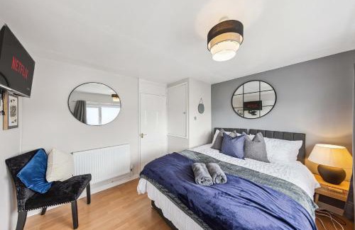 Basildon Casa | 3Bed, Sleeps 7, TV in Each Room, Garden, Parking