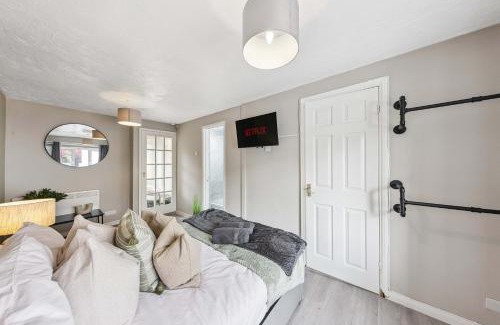 Basildon Casa | 3Bed, Sleeps 7, TV in Each Room, Garden, Parking