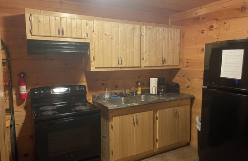Lejunior Cabina | 3BR, 1 Bath Cabin with hot tub, full kitchen, and living room.