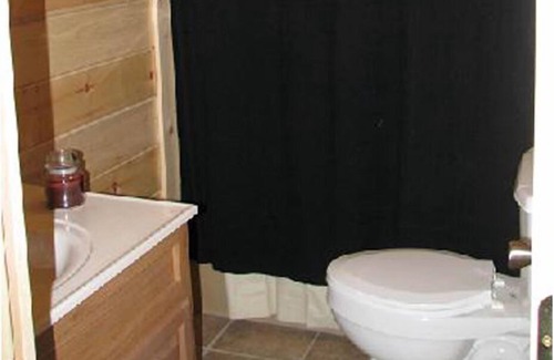 Lejunior Cabina | 3BR, 1 Bath Cabin with hot tub, full kitchen, and living room.