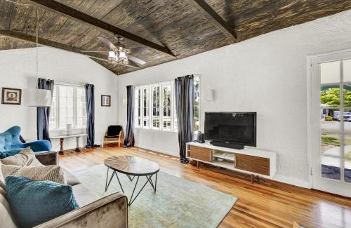 Kingston Casa | 3br 1bath - Spanish Beach Bungalow MainHouse