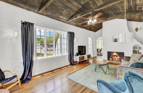 Kingston Casa | 3br 1bath - Spanish Beach Bungalow MainHouse