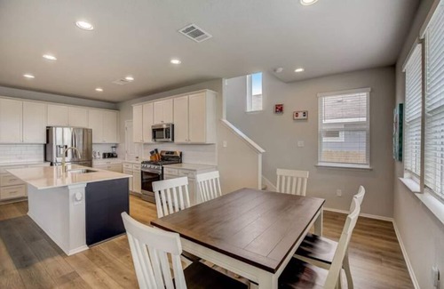 Travis County Casa | 3BR+2.5 BTH Oasis + Pool: F1 & 10M DT & Airport