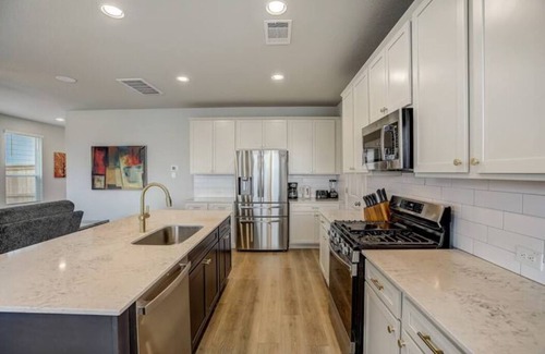 Travis County Casa | 3BR+2.5 BTH Oasis + Pool: F1 & 10M DT & Airport