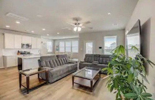 Travis County Casa | 3BR+2.5 BTH Oasis + Pool: F1 & 10M DT & Airport
