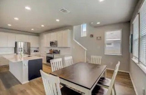 Travis County Casa | 3BR+2.5 BTH Oasis + Pool: F1 & 10M DT & Airport